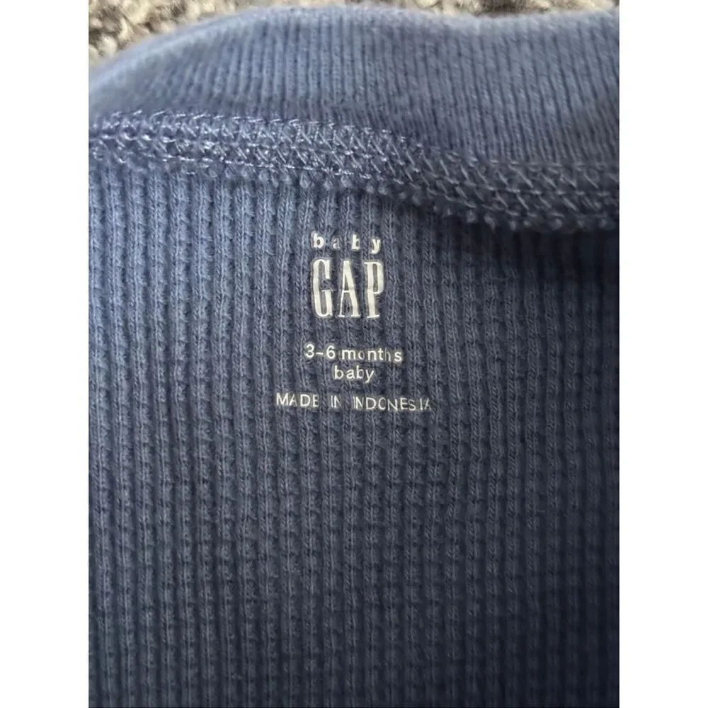 ❤️GAP Baby Waffle Shirt 3-6M